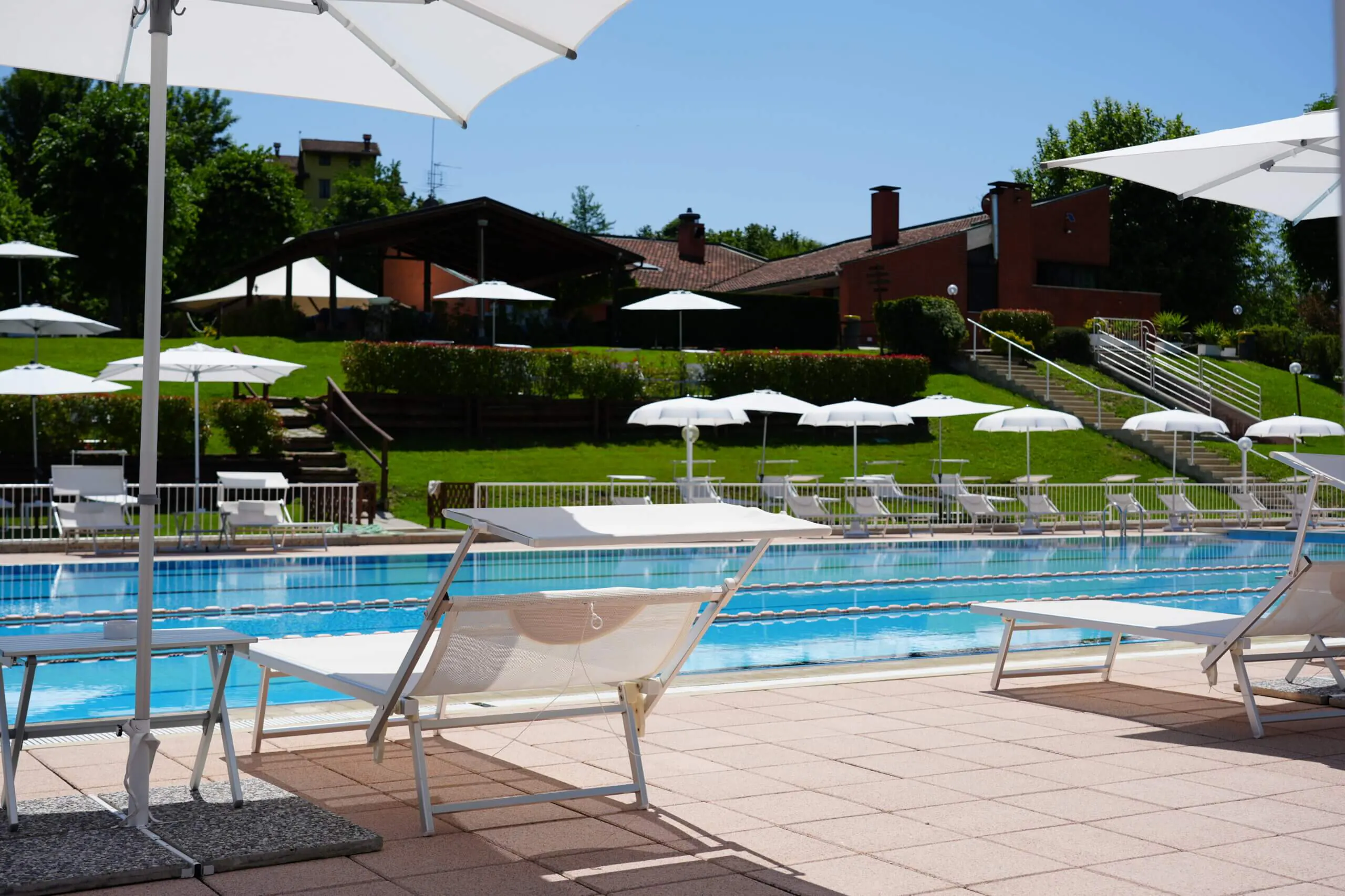 La piscina del Tennis Club Alba vista da bordo vasca