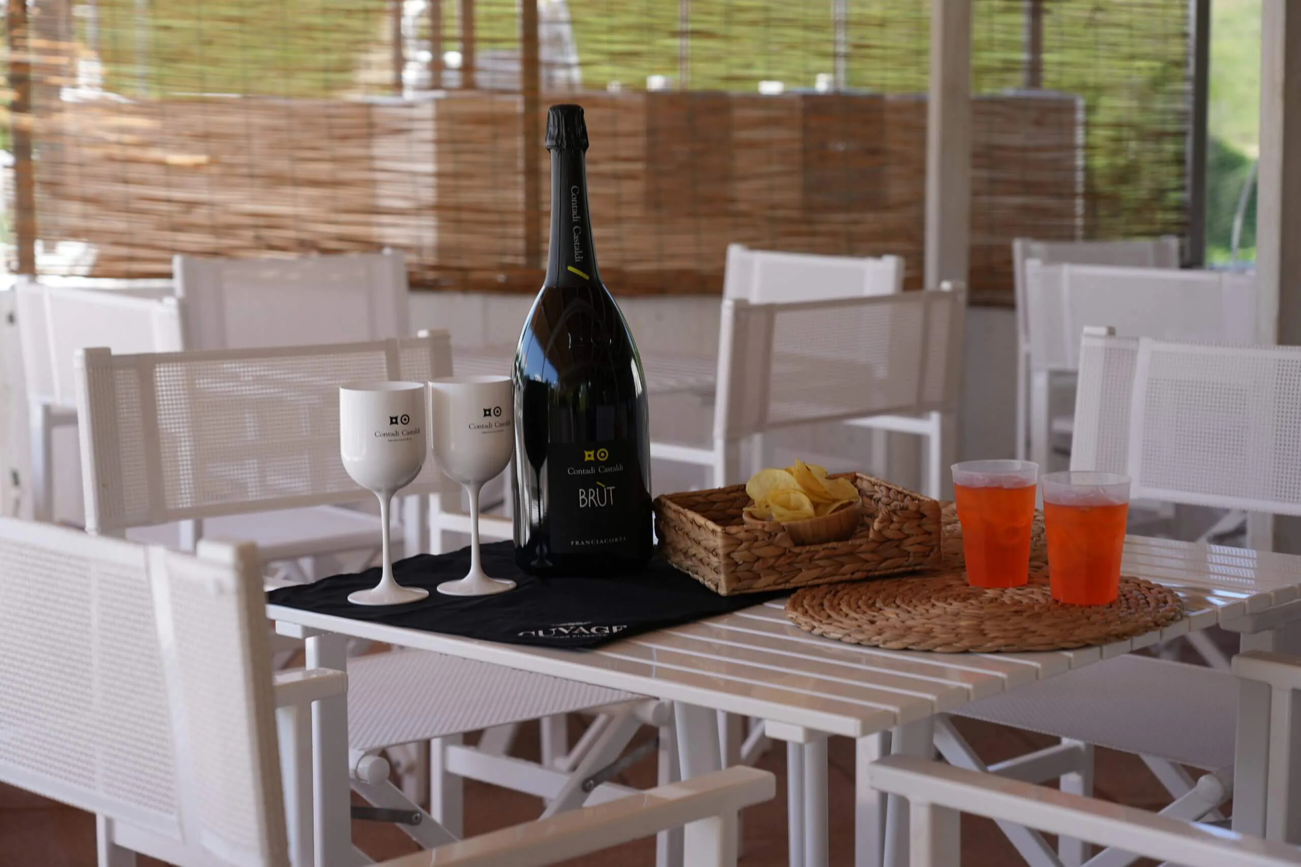 Il dehors del ristorante affacciato sulla piscina