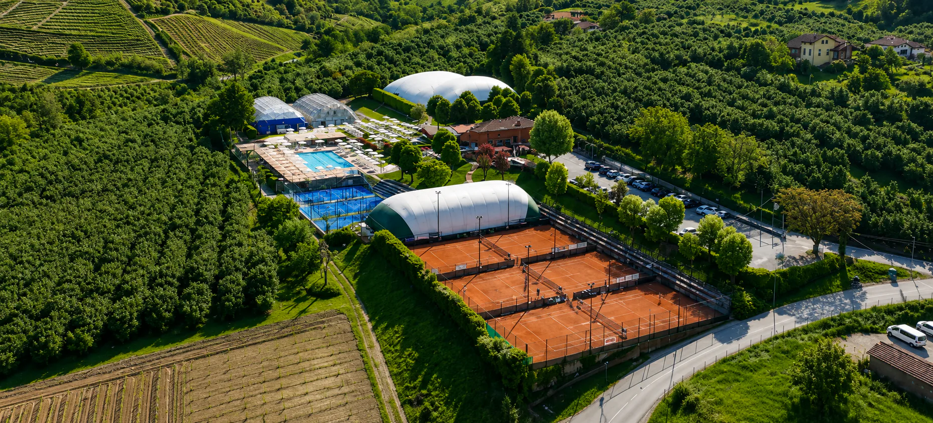 Campo da tennis in terra rossa sotto il pallone pressostatico